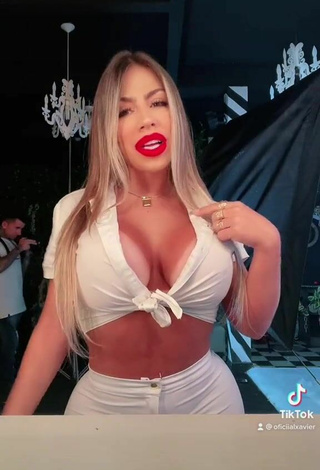 5. Sexy Camila Xavier Shows Cleavage in White Crop Top