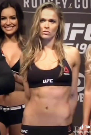 2. Sexy Ronda Rousey Shows Butt