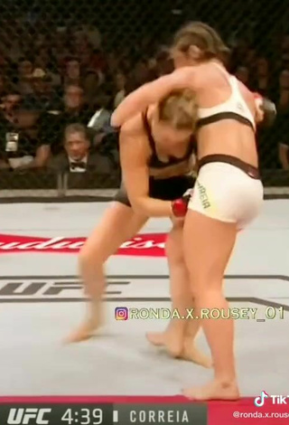 3. Sexy Ronda Rousey Shows Butt