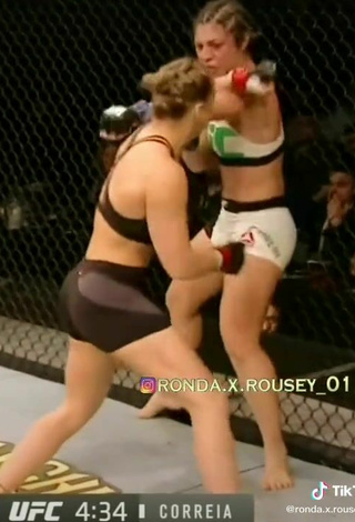4. Sexy Ronda Rousey Shows Butt