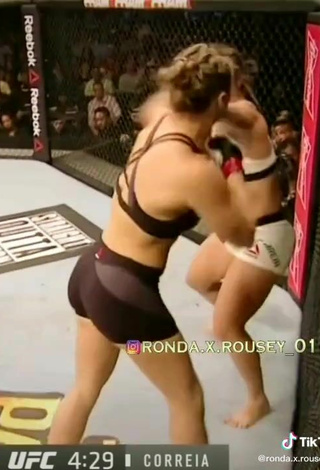 5. Sexy Ronda Rousey Shows Butt