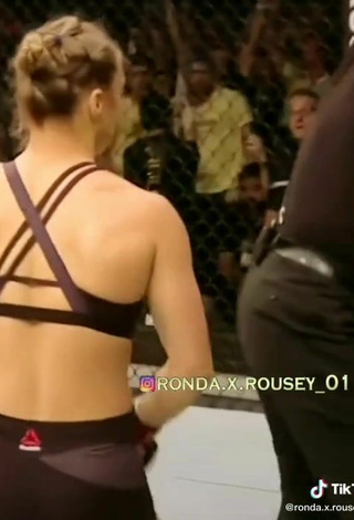 6. Sexy Ronda Rousey Shows Butt