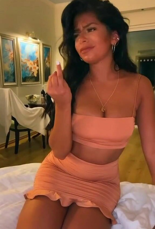 6. Beautiful Sabrine Khan Shows Cleavage in Sexy Peach Crop Top