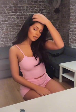 3. Hot Sabrine Khan Shows Cleavage in Pink Crop Top