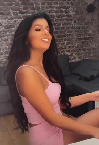 6. Hot Sabrine Khan Shows Cleavage in Pink Crop Top