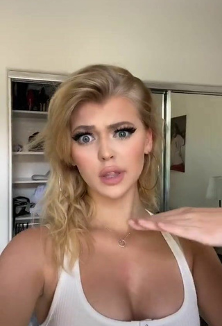 3. Cute Shrimpcity Shows Cleavage in White Crop Top