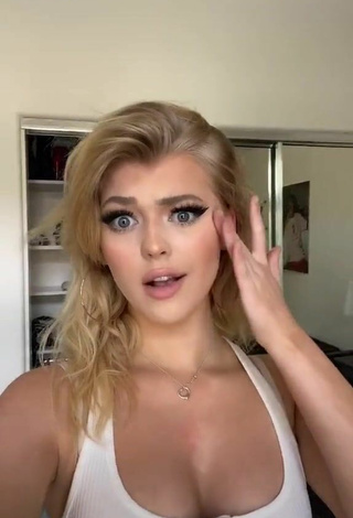 4. Cute Shrimpcity Shows Cleavage in White Crop Top