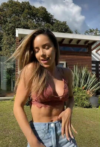 2. Sweetie Silvana Araujo Shows Cleavage in Beige Bra