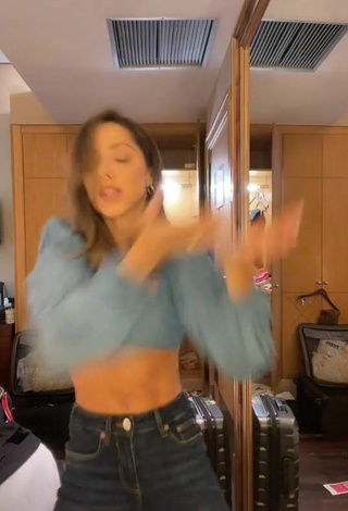 2. Amazing Silvana Araujo Shows Cleavage in Hot Blue Crop Top