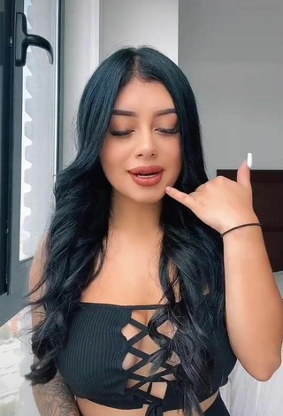 2. Fine Tatia Ortega Shows Cleavage in Sweet Black Crop Top