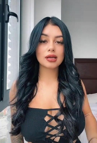 3. Fine Tatia Ortega Shows Cleavage in Sweet Black Crop Top