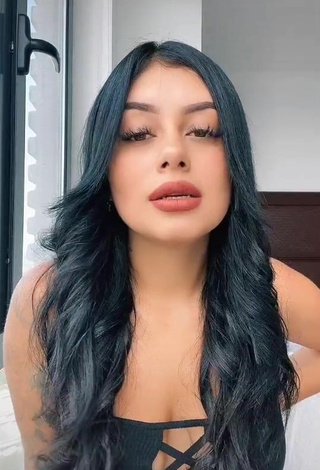 4. Fine Tatia Ortega Shows Cleavage in Sweet Black Crop Top