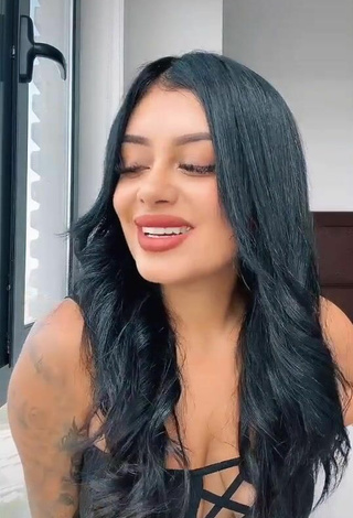 5. Fine Tatia Ortega Shows Cleavage in Sweet Black Crop Top