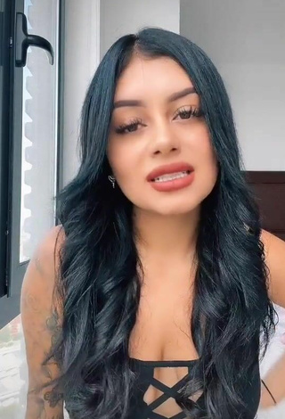 6. Fine Tatia Ortega Shows Cleavage in Sweet Black Crop Top