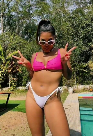 Sexy Tays Reis Shows Cleavage in Bikini