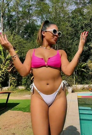 2. Sexy Tays Reis Shows Cleavage in Bikini