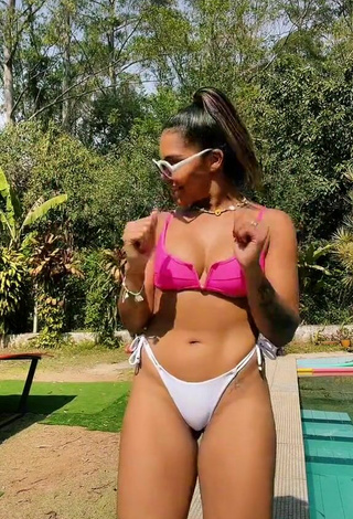 4. Sexy Tays Reis Shows Cleavage in Bikini