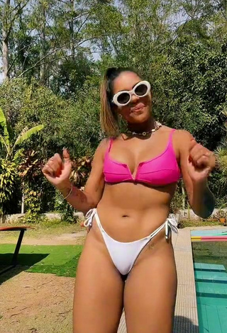 5. Sexy Tays Reis Shows Cleavage in Bikini