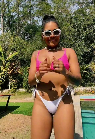 6. Sexy Tays Reis Shows Cleavage in Bikini