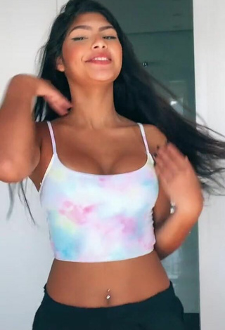 Beautiful Thaina Amorim Shows Cleavage in Sexy Crop Top while Twerking