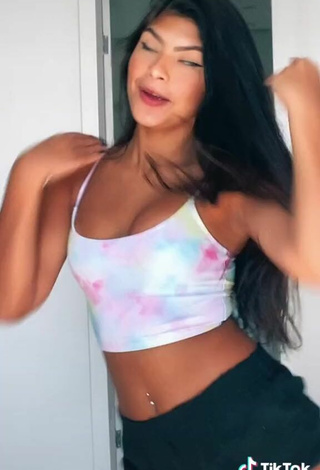 3. Beautiful Thaina Amorim Shows Cleavage in Sexy Crop Top while Twerking