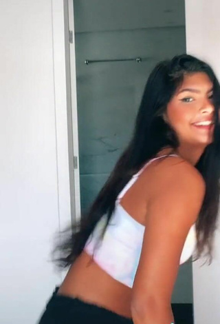 5. Beautiful Thaina Amorim Shows Cleavage in Sexy Crop Top while Twerking