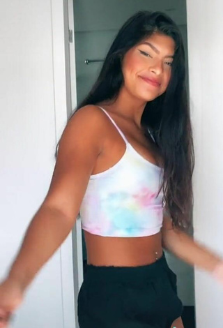 6. Beautiful Thaina Amorim Shows Cleavage in Sexy Crop Top while Twerking