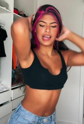 2. Sexy Thaina Amorim Shows Cleavage in Black Crop Top and Bouncing Tits