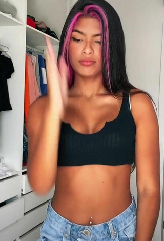 6. Sexy Thaina Amorim Shows Cleavage in Black Crop Top and Bouncing Tits