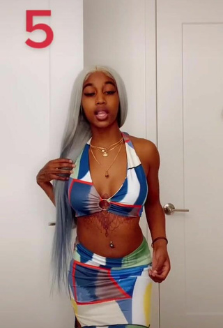 5. Amazing Tee Tee Shows Cleavage
