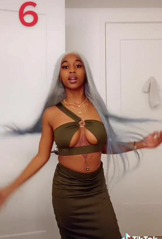 6. Amazing Tee Tee Shows Cleavage