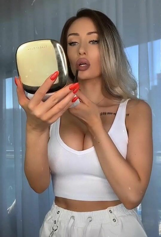 Valery Coxx Demonstrates Cute Cleavage