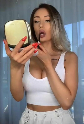 3. Valery Coxx Demonstrates Cute Cleavage