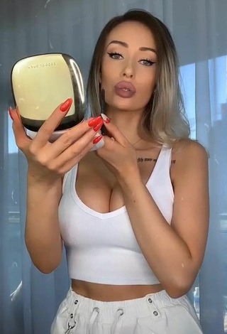 4. Valery Coxx Demonstrates Cute Cleavage