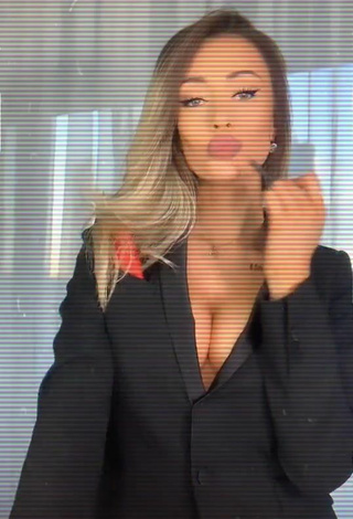 5. Valery Coxx Demonstrates Cute Cleavage