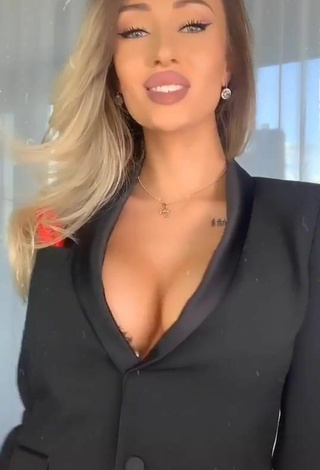 6. Valery Coxx Demonstrates Cute Cleavage