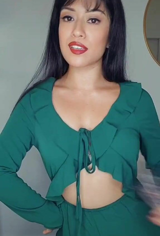 3. Sexy Violeta Shows Cleavage in Crop Top