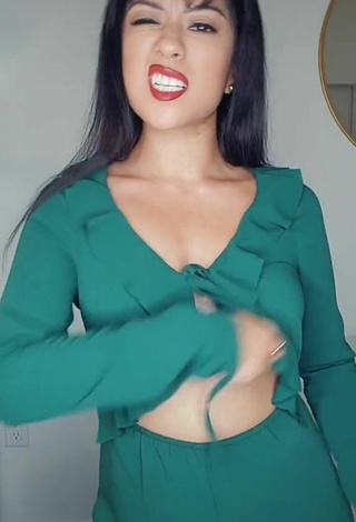 4. Sexy Violeta Shows Cleavage in Crop Top