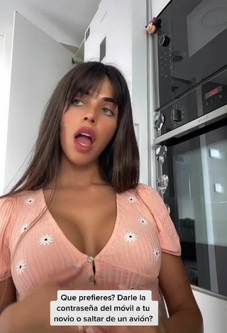 Hot Violeta Mangriñán Shows Cleavage in Pink Crop Top