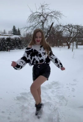 Sexy Wiktoria Wieczorek Shows Legs while doing Dance