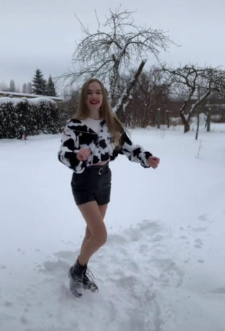 2. Sexy Wiktoria Wieczorek Shows Legs while doing Dance