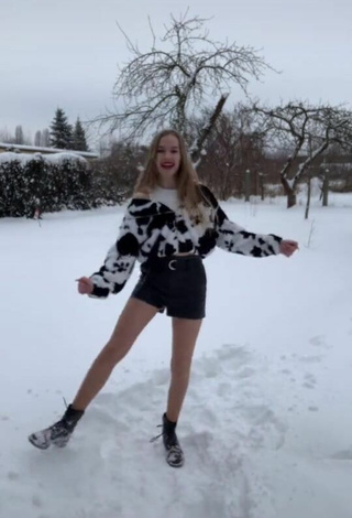 3. Sexy Wiktoria Wieczorek Shows Legs while doing Dance