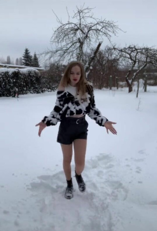 4. Sexy Wiktoria Wieczorek Shows Legs while doing Dance