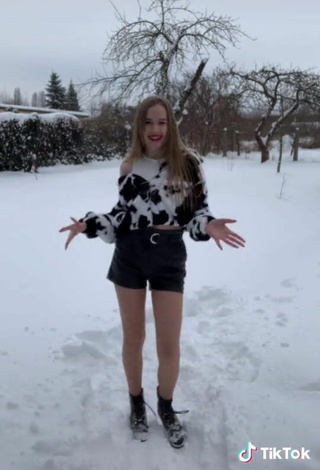 5. Sexy Wiktoria Wieczorek Shows Legs while doing Dance