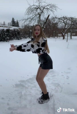 6. Sexy Wiktoria Wieczorek Shows Legs while doing Dance