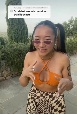 3. Sexy Xinting Wang Shows Cleavage in Orange Bikini Top