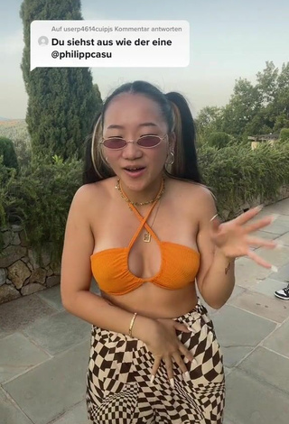 4. Sexy Xinting Wang Shows Cleavage in Orange Bikini Top