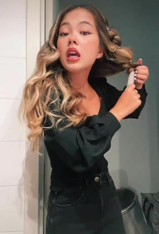 4. Sexy Zoé Galliaerdt Shows Cleavage in Black Top