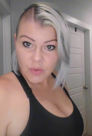 Sexy Jennifer Stanley Shows Cleavage
