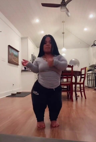 4. Sexy Amanda Salinas Shows Butt while Twerking